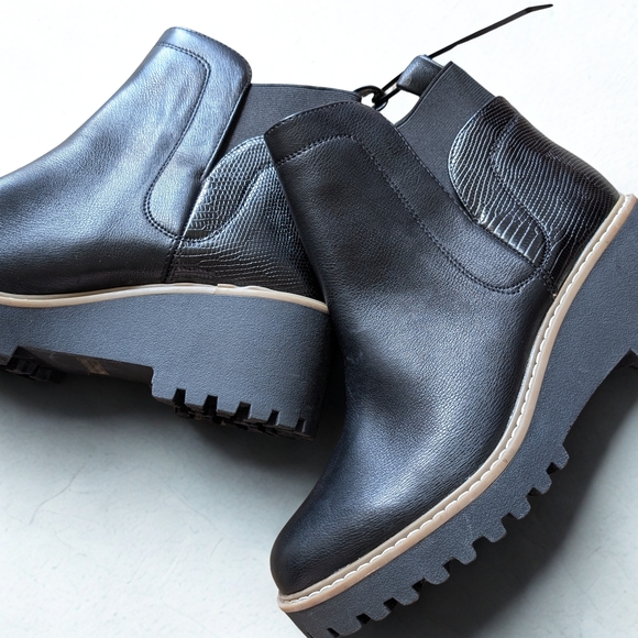 NWOT Dolce Vita Sleek Black Ankle Boots - Picture 1 of 6
